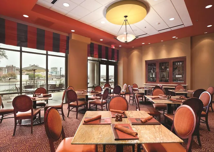 Hotel Embassy East And Riverfront Conference Center