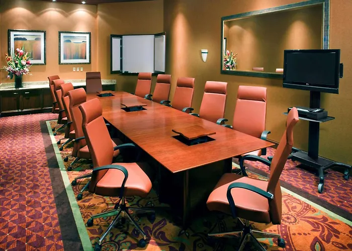 Hotel Embassy East And Riverfront Conference Center