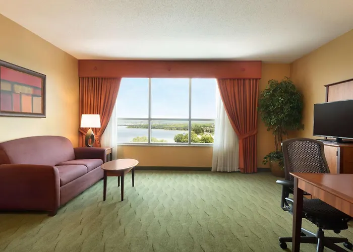 Hotel Embassy East And Riverfront Conference Center 4*