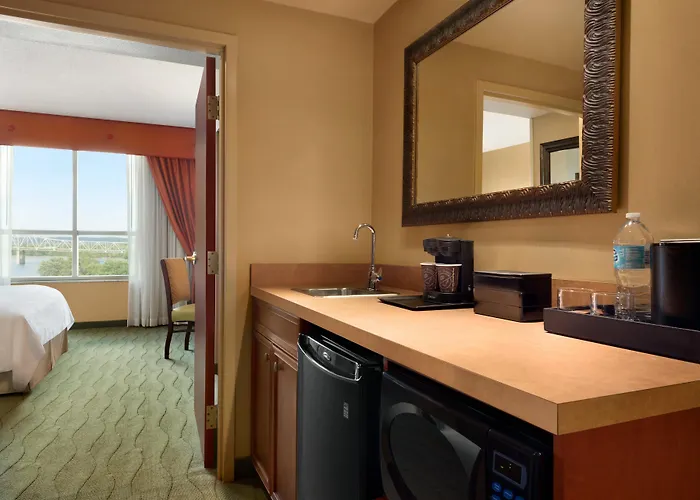 Hotel Embassy East And Riverfront Conference Center