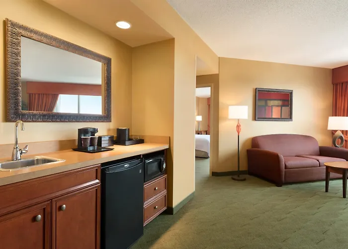 Hotel Embassy East And Riverfront Conference Center