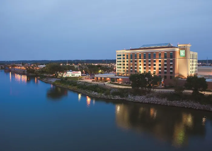Hotel Embassy East And Riverfront Conference Center