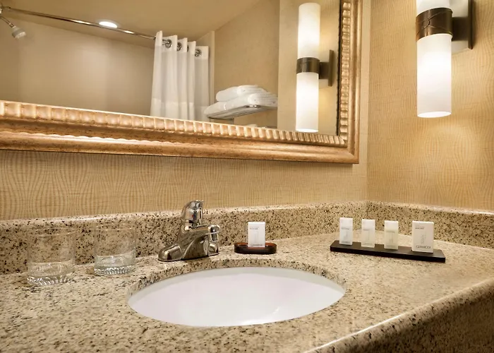 Embassy East And Riverfront Conference Center 4*