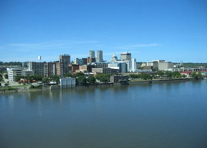 Hotel Embassy East And Riverfront Conference Center
