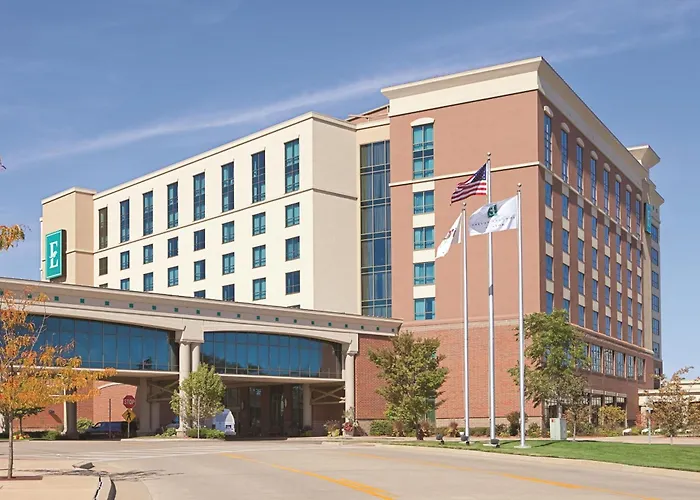 Hotel Embassy East And Riverfront Conference Center