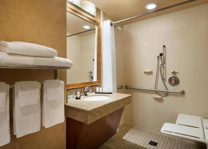 Hotel Embassy East And Riverfront Conference Center 4*