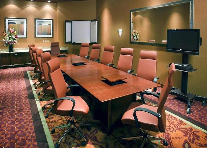 Hotel Embassy East And Riverfront Conference Center