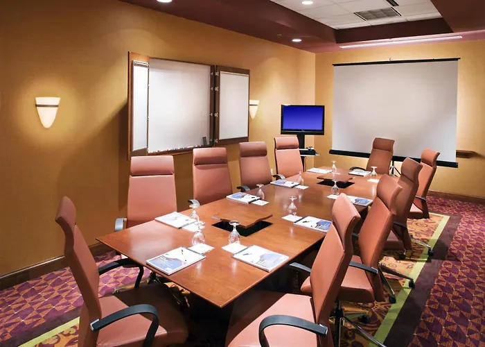 Hotel Embassy East And Riverfront Conference Center 4*