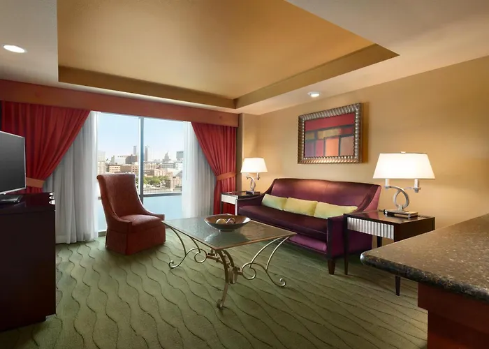 Hotel Embassy East And Riverfront Conference Center 4*