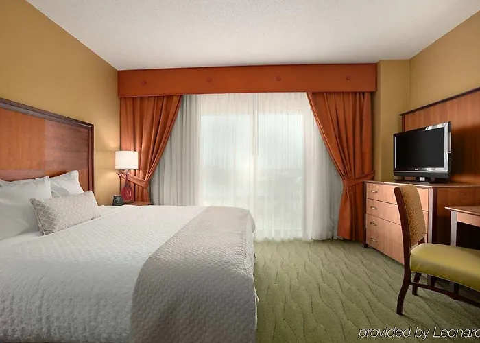 Hotel Embassy East And Riverfront Conference Center 4*