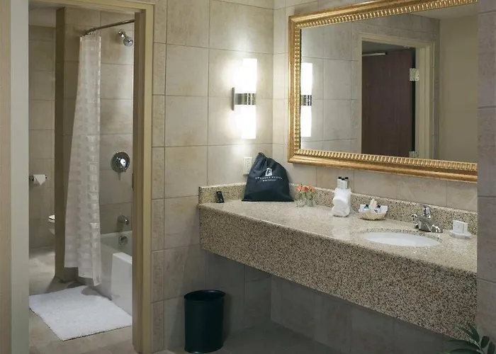 Hotel Embassy East And Riverfront Conference Center