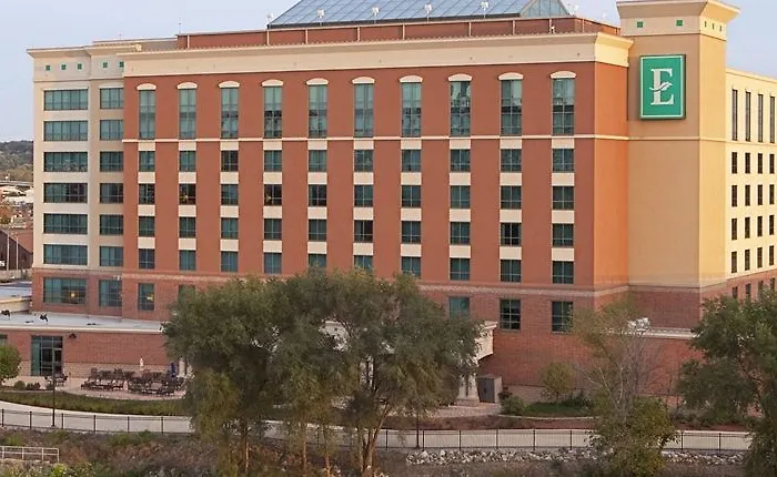 Hotel Embassy East And Riverfront Conference Center