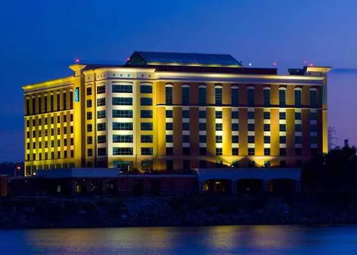 Hotel Embassy East And Riverfront Conference Center